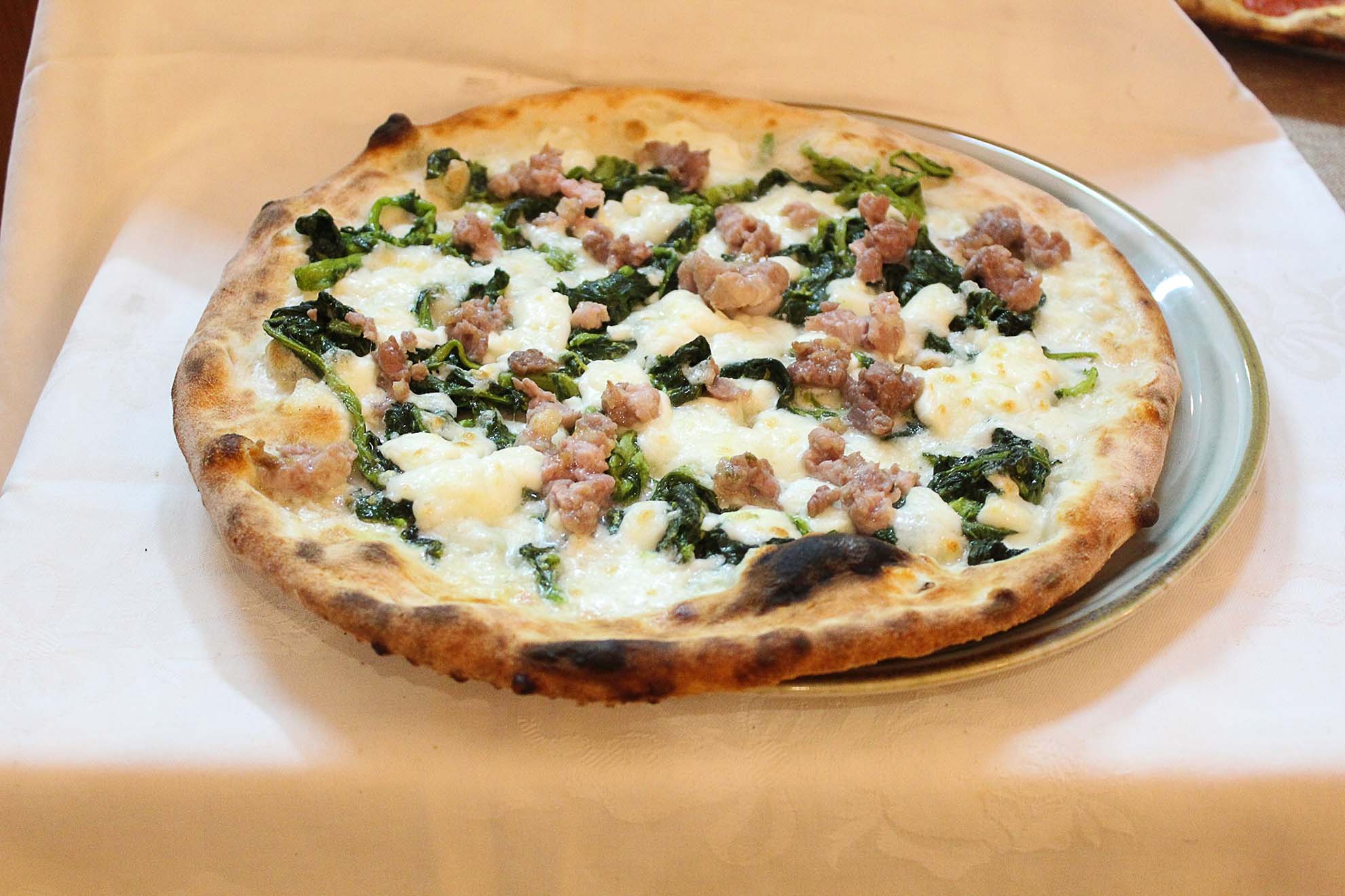Pizza con mozzarella, broccoli e salsiccia​